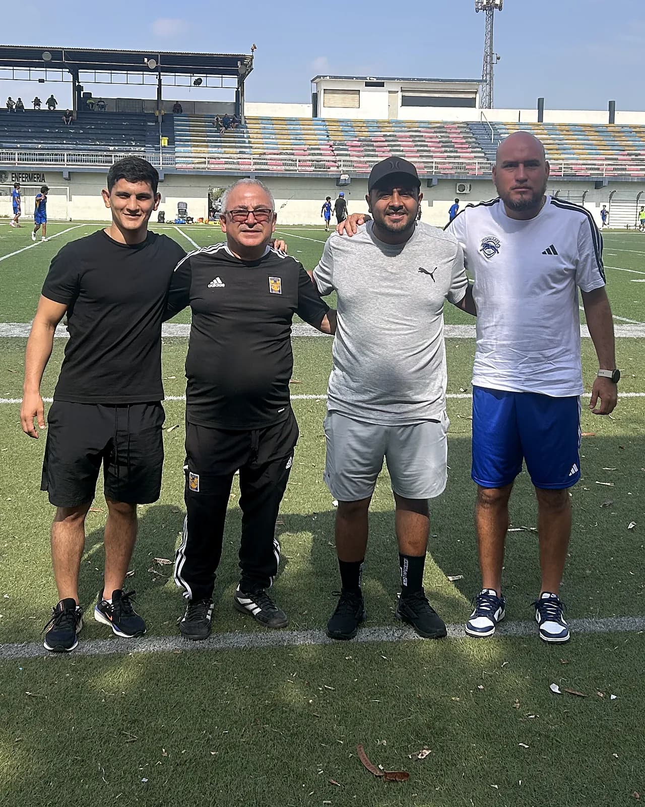 Cuerpo técnico de Cougars FC en el estadio