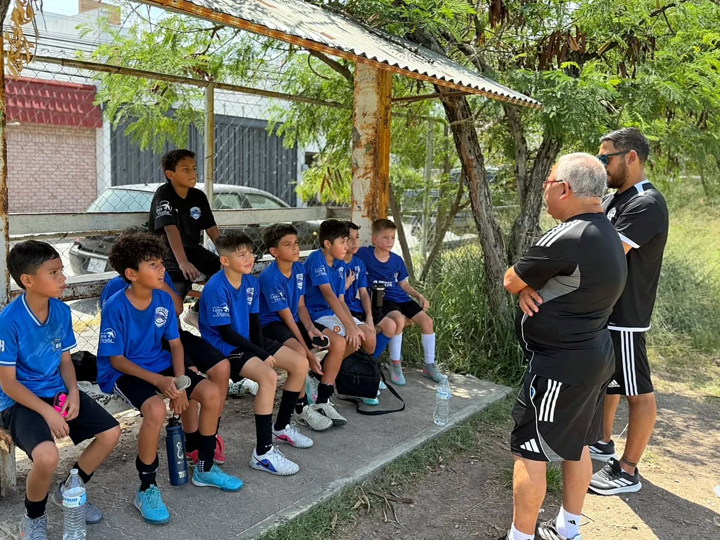 Jugadores en la banca escuchando a sus entrenadores