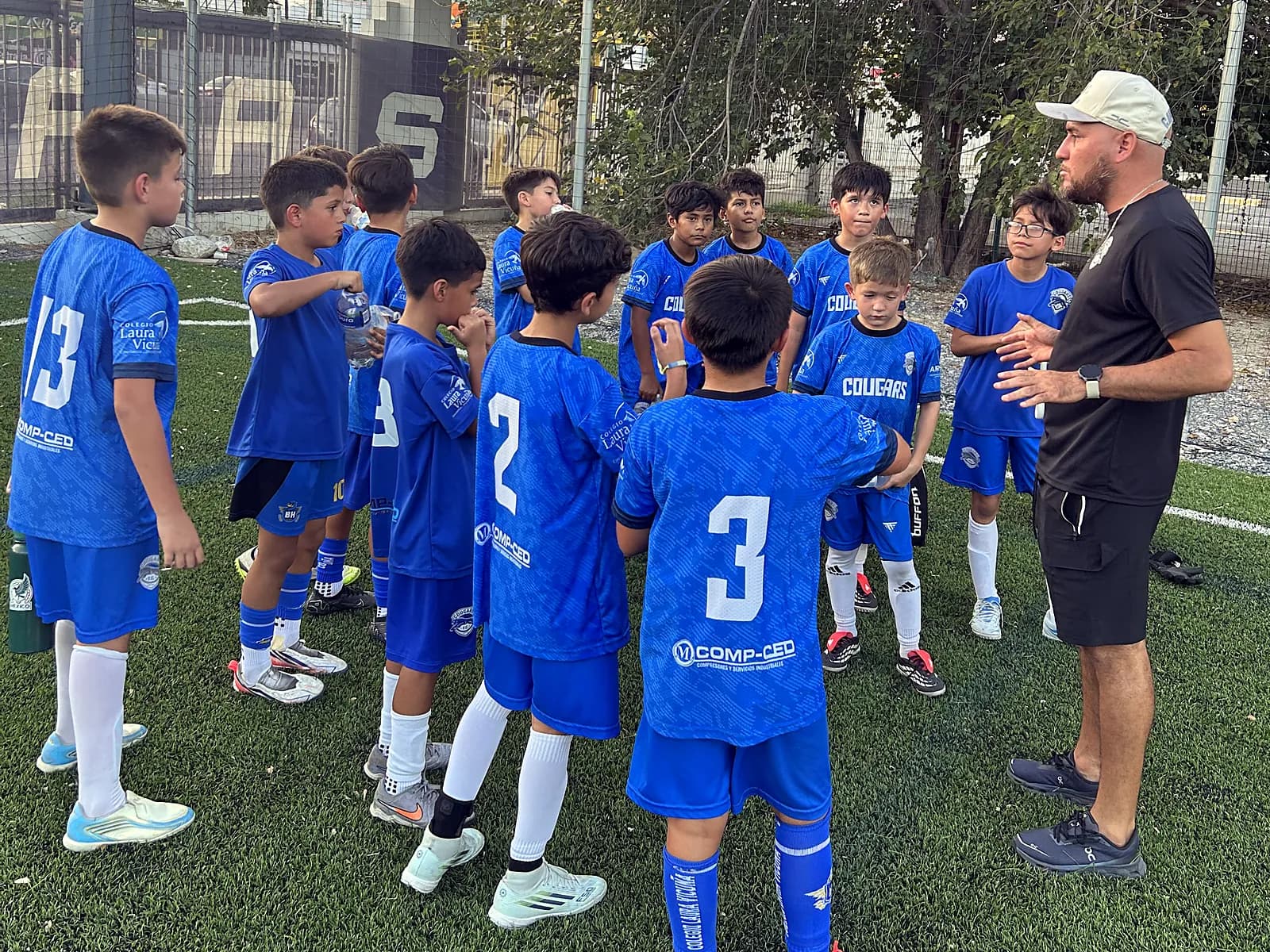 El entrenador da la charla del partido a los jugadores