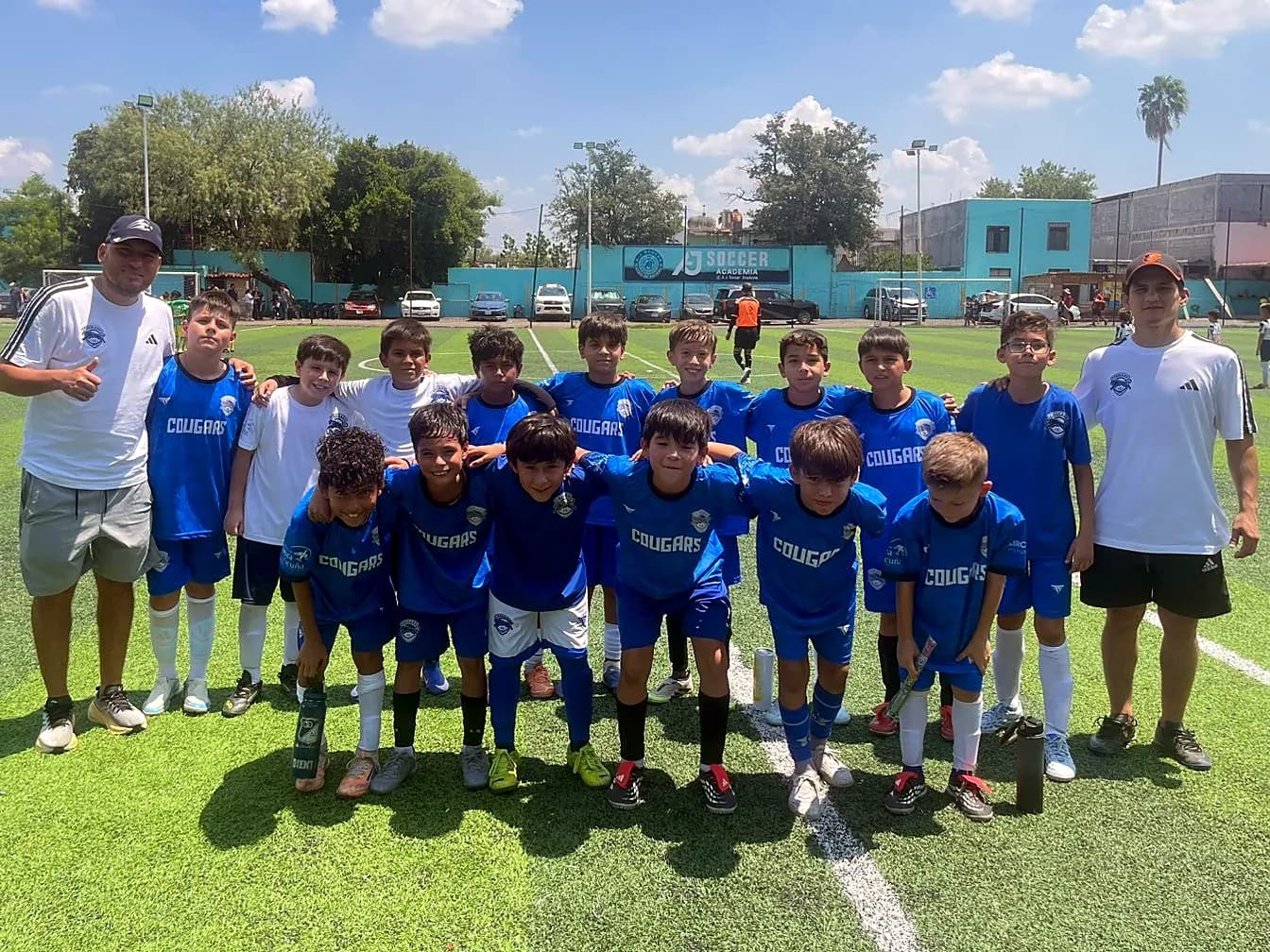 Equipo de Cougars FC en cancha sintética