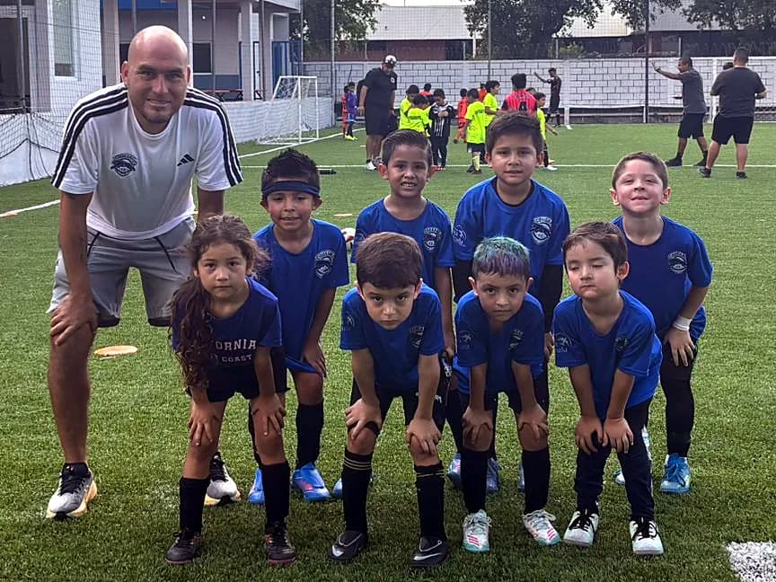 Los jugadores más pequeños del club con su entrenador